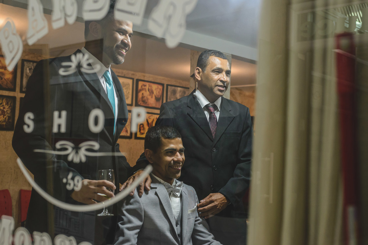 Foto do noivo, seu pai e irmão dentro da barbearia no making of - Mongaguá - Sp- fotografia Cia P&B Produções