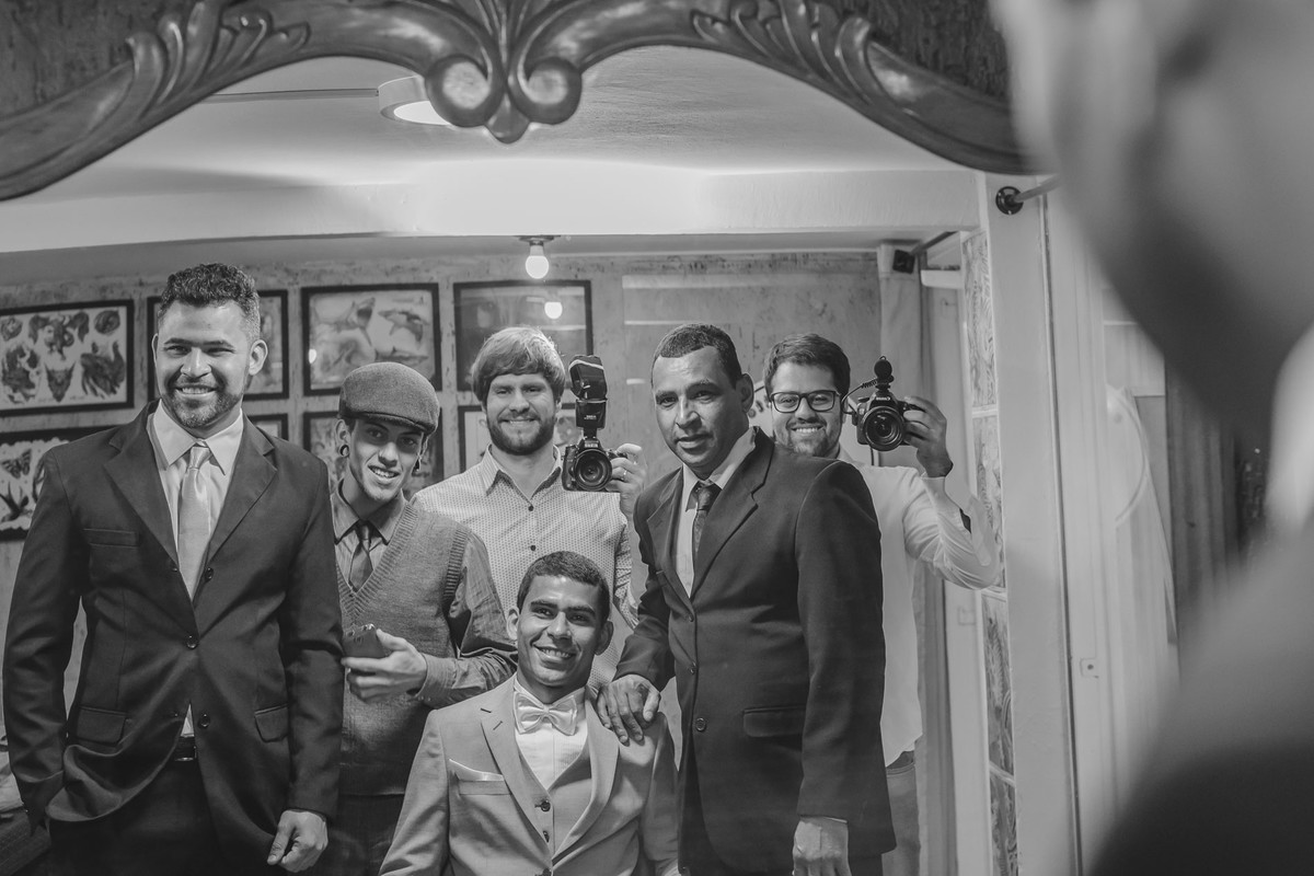 Foto do noivo, pai, irmão e a equipe de foto e vídeo - Mongaguá - Sp- fotografia Cia P&B Produções