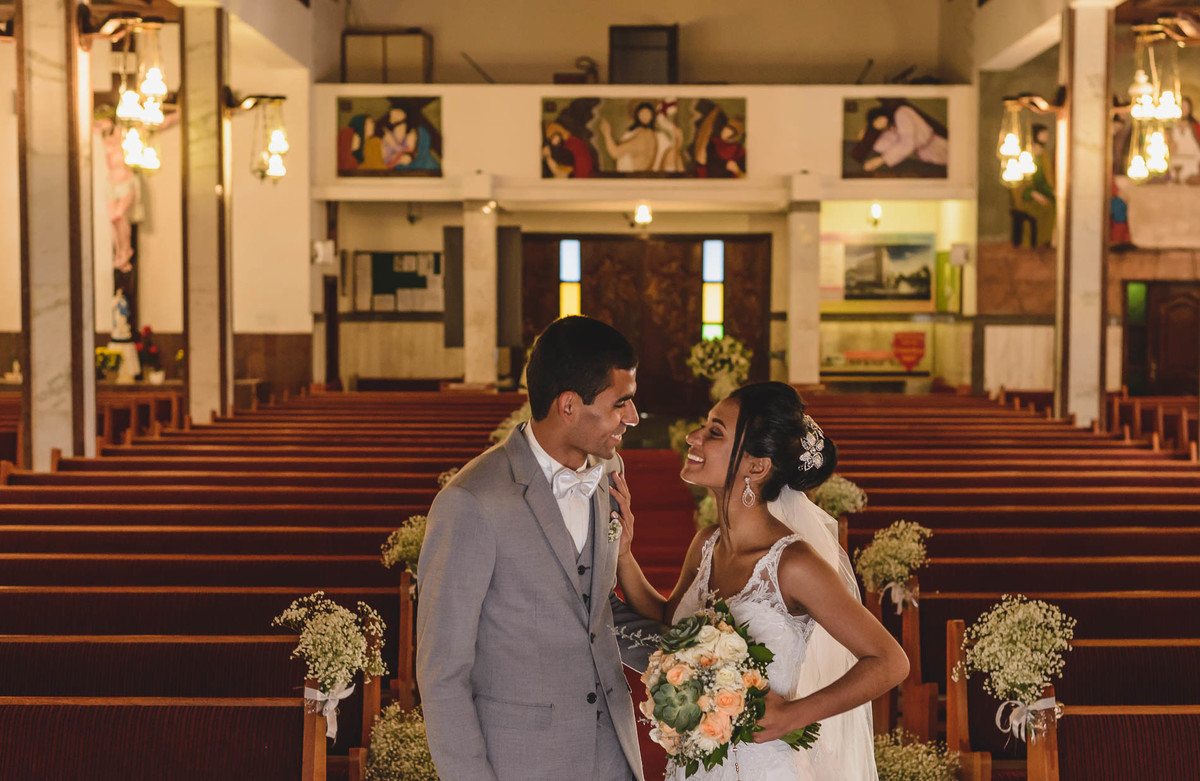 Foto dos Noivos sorrindo e se olhando dentro da igreja - Mongaguá - Sp- fotografia Cia P&B Produções