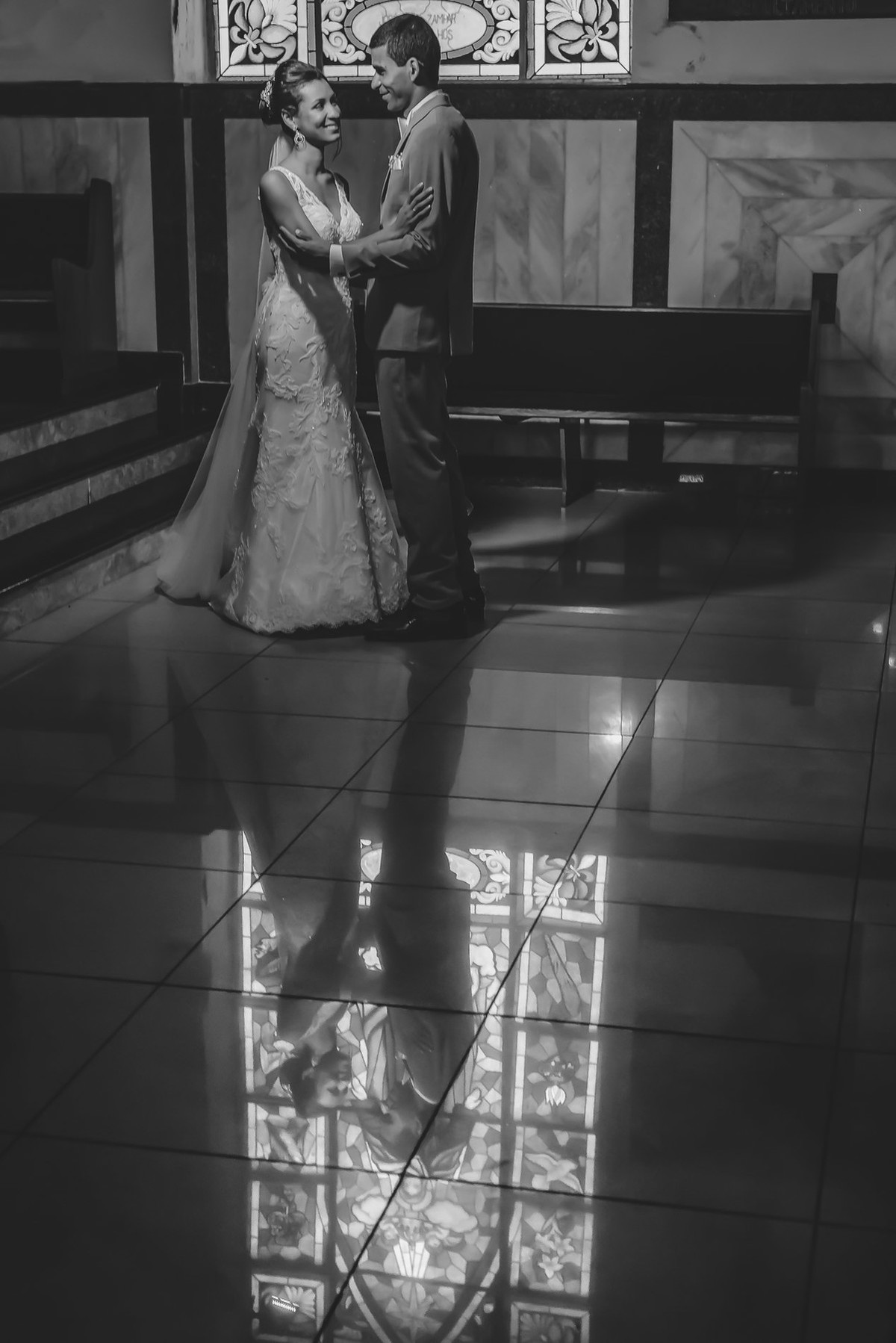 Foto do Ensaio dos noivos pós cerimônia na igreja com reflexo no piso - Mongaguá - Sp- fotografia Cia P&B Produções