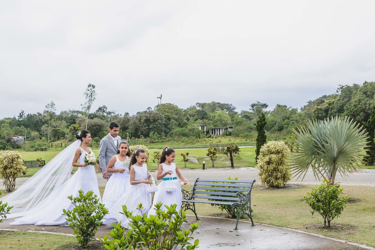 Foto da Chegada dos noivos com as daminhas na festa na Hípica de Itanhaém - fotografia Cia P&B Produções 