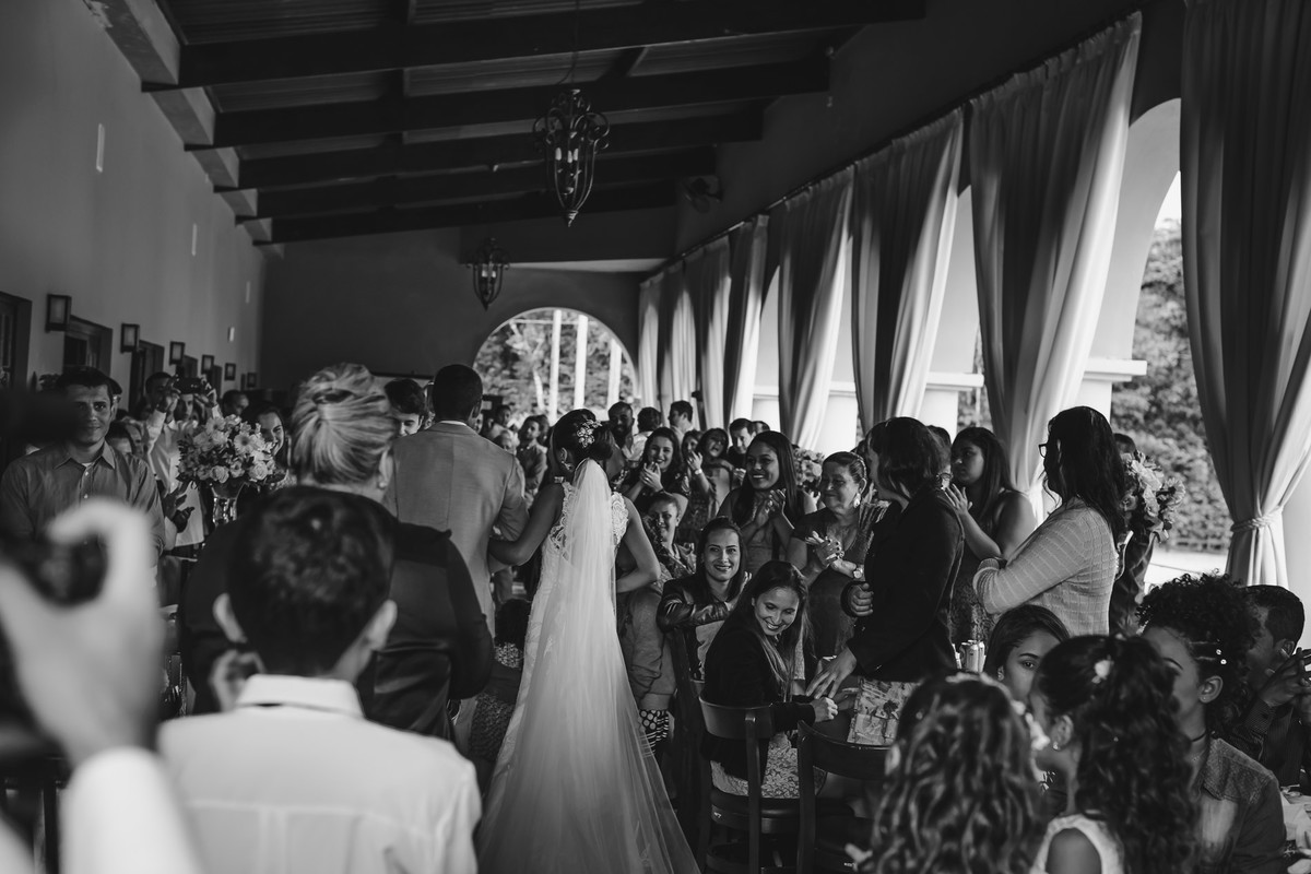 Foto da Entrada dos noivos do salão da festa recebidos pelos convidados na Hípica de Itanhaém - fotografia Cia P&B Produções 