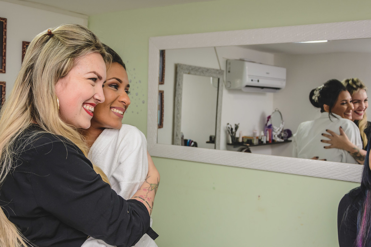 Foto do abraço da noiva na dona do salão de beleza - Drieli Designers - Mongaguá - SP - fotografia Cia P&B Produções