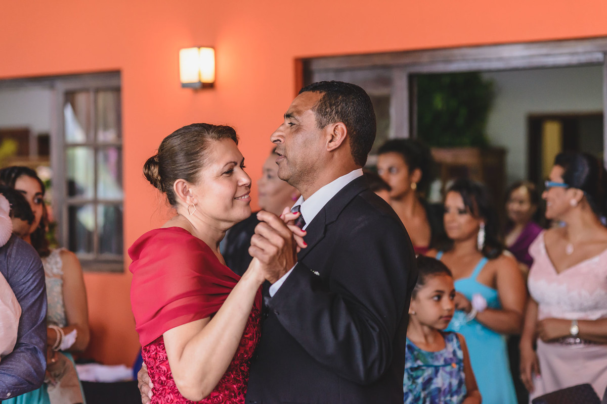 Foto dos Pais do noivo dançando na festa - Hípica de Itanhaém - fotografia Cia P&B Produções 