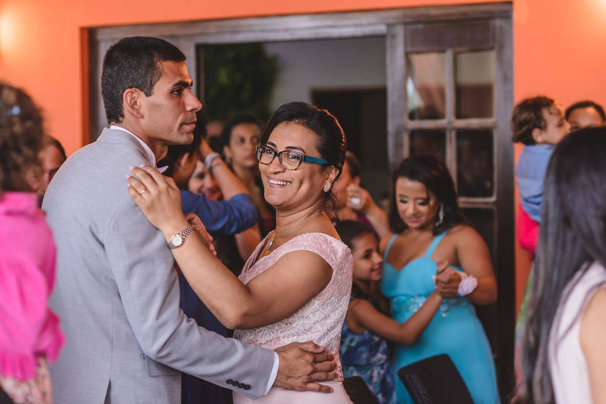 Foto do Noivo e mãe da noiva dançando na festa - Hípica de Itanhaém - fotografia Cia P&B Produções 