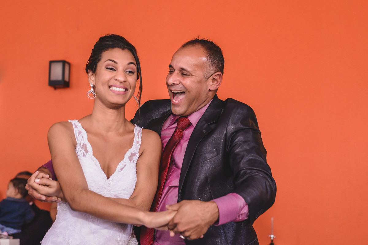 Foto do Pai da noiva e noiva dançando na festa- Hípica de Itanhaém - fotografia Cia P&B Produções 