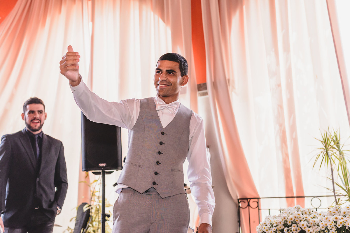 Foto do Noivo chamando a noiva para a dança surpresa na festa - Hípica de Itanhaém - fotografia Cia P&B Produções