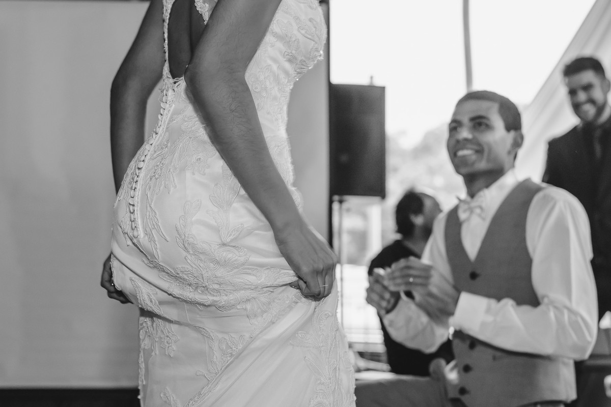 Foto do noivo vendo a noiva dançando na festa - Hípica de Itanhaém - fotografia Cia P&B Produções