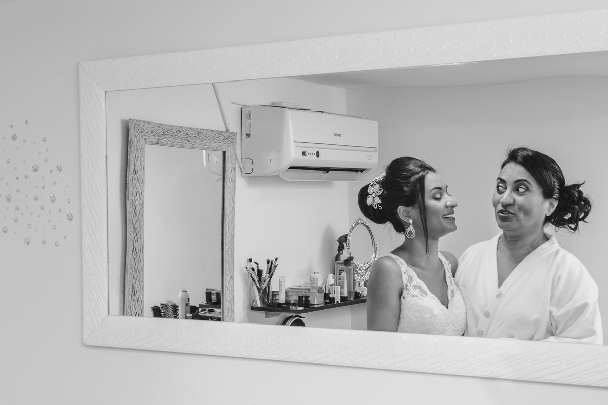 Foto da Noiva e mãe fazendo careta no espelho no making of Drieli Designers - Mongaguá - Sp- fotografia Cia P&B Produções