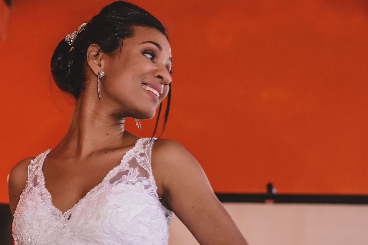 Foto da Noiva dançando na festa - Hípica de Itanhaém - fotografia Cia P&B Produções