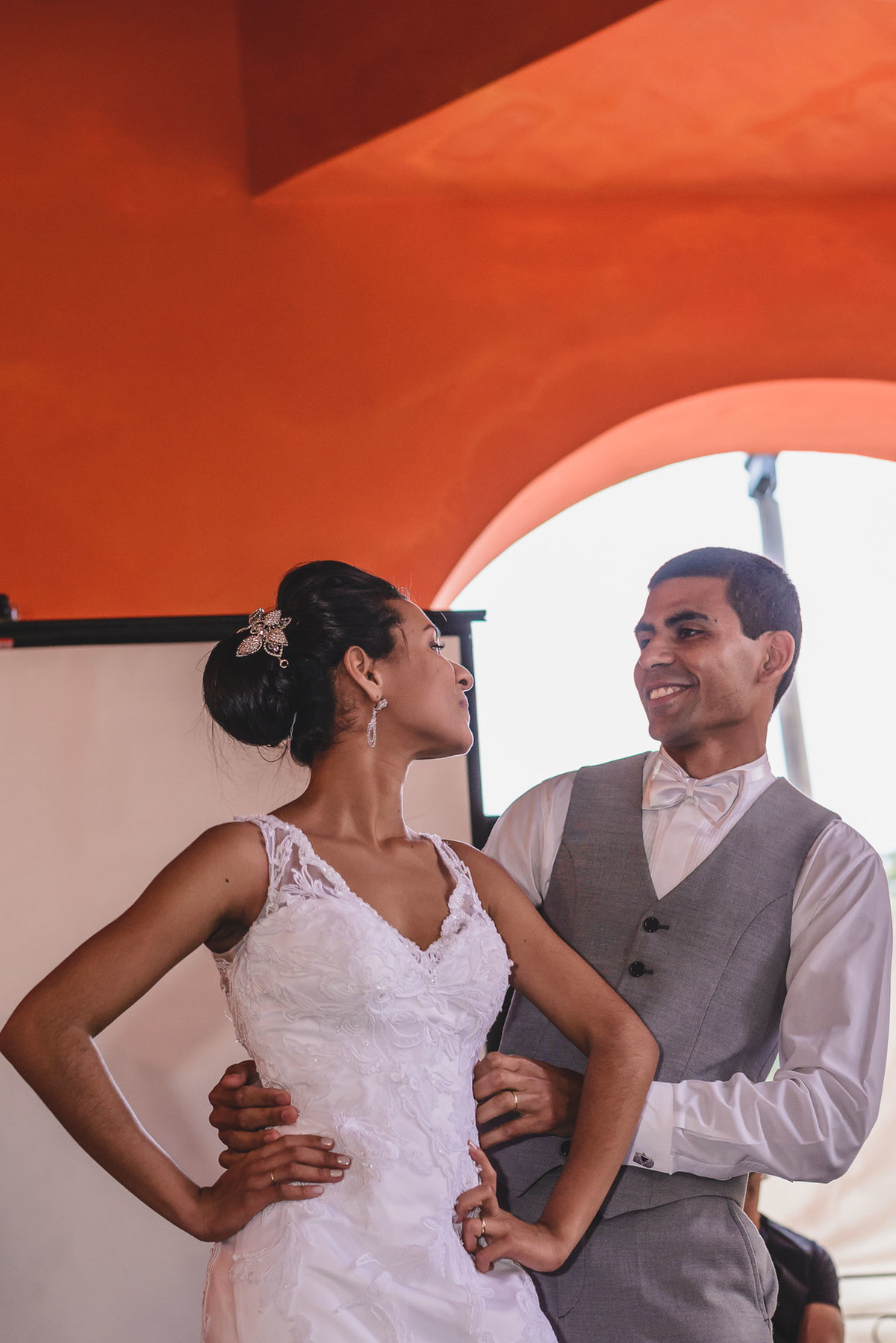 Foto da Noiva e Noivo se olhando durante a dança surpresa na festa - Hípica de Itanhaém - fotografia Cia P&B Produções