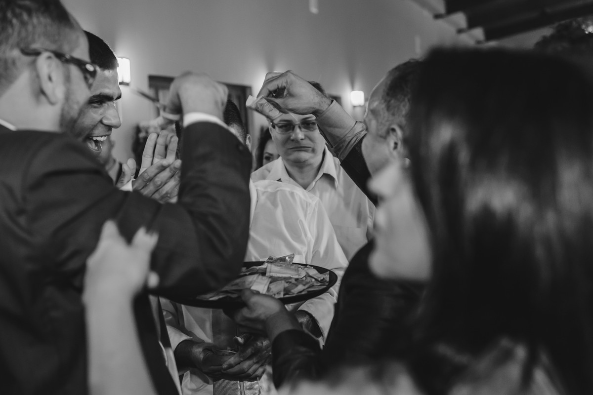 Foto da Gravata do noivo passando na festa - Hípica de Itanhaém - fotografia Cia P&B Produções