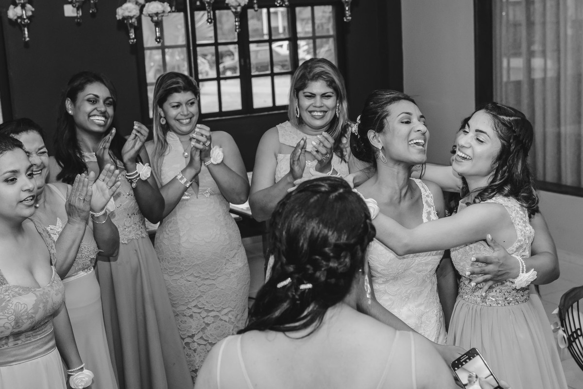 Foto da Noiva abraçando as madrinhas - Hípica de Itanhaém - fotografia Cia P&B Produções