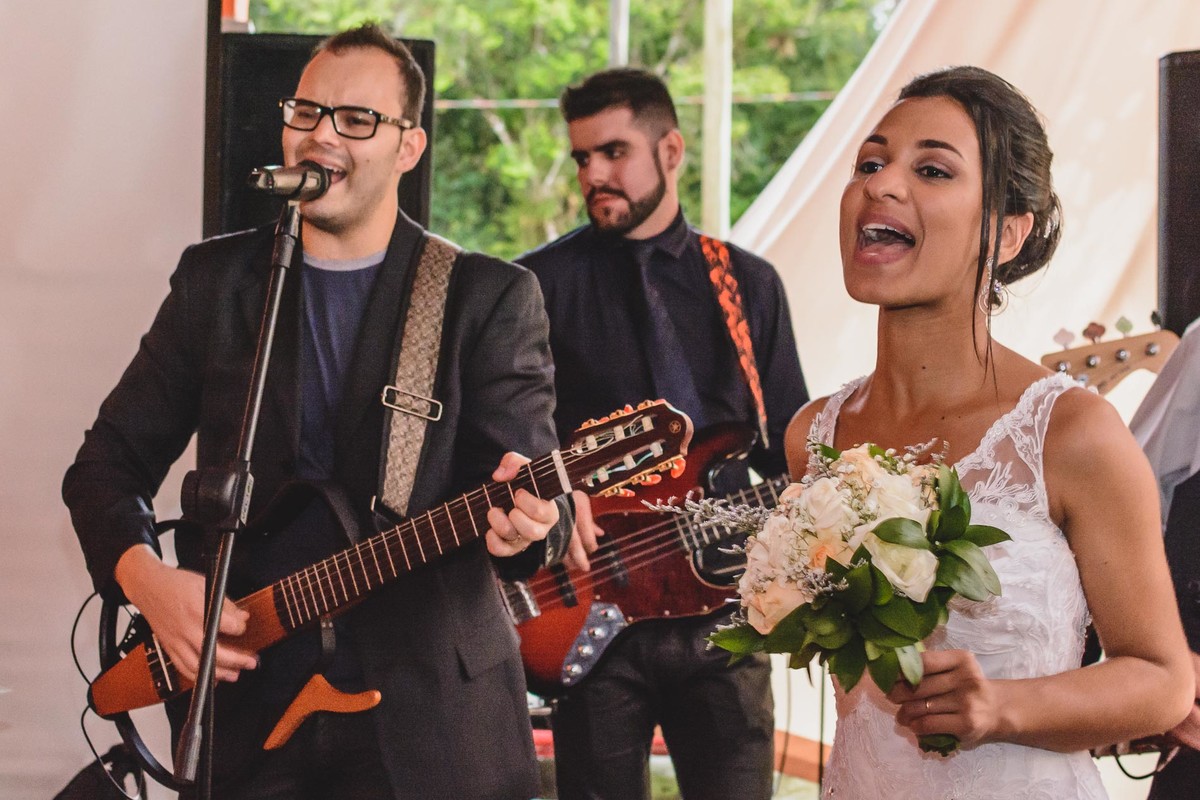 Foto do Momento do buquê anunciado pela banda na festa - Hípica de Itanhaém - fotografia Cia P&B Produções