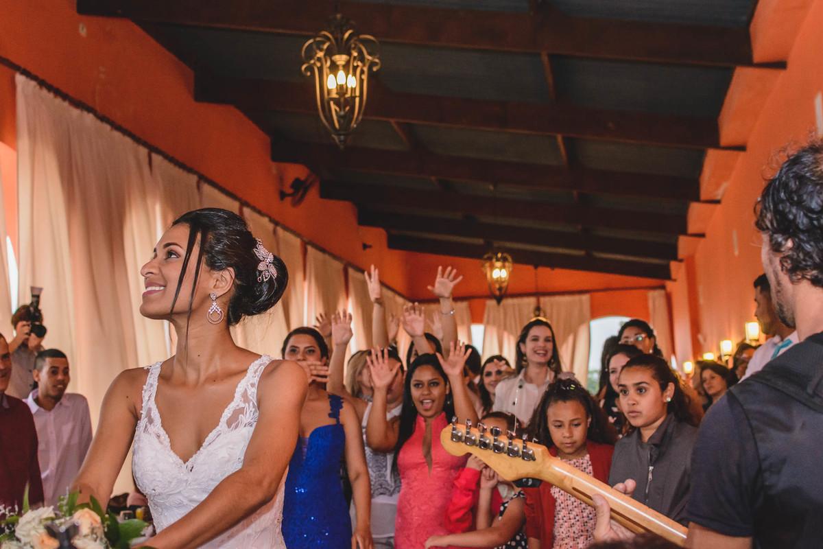 Foto da noiva preparada para jogar o buquê na festa para as convidadas - Hípica de Itanhaém - fotografia Cia P&B Produções