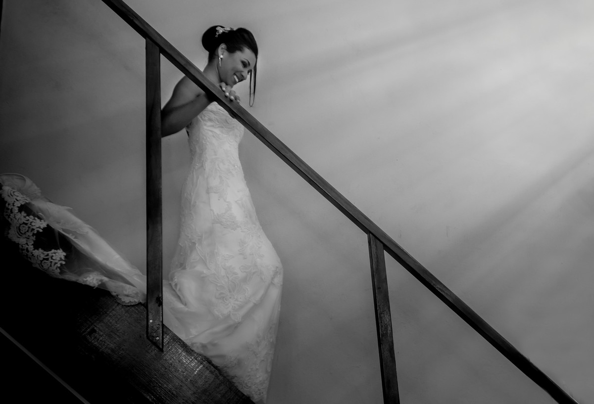 Retrato da noiva descendo a escada no making of Drieli Designers - Mongaguá - Sp- fotografia Cia P&B Produções