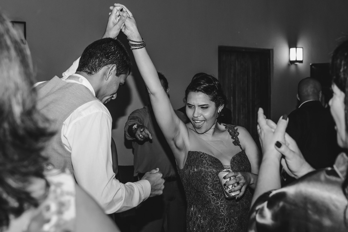 Foto do Noivo dançando com sua irmã na festa - Hípica de Itanhaém - fotografia Cia P&B Produções