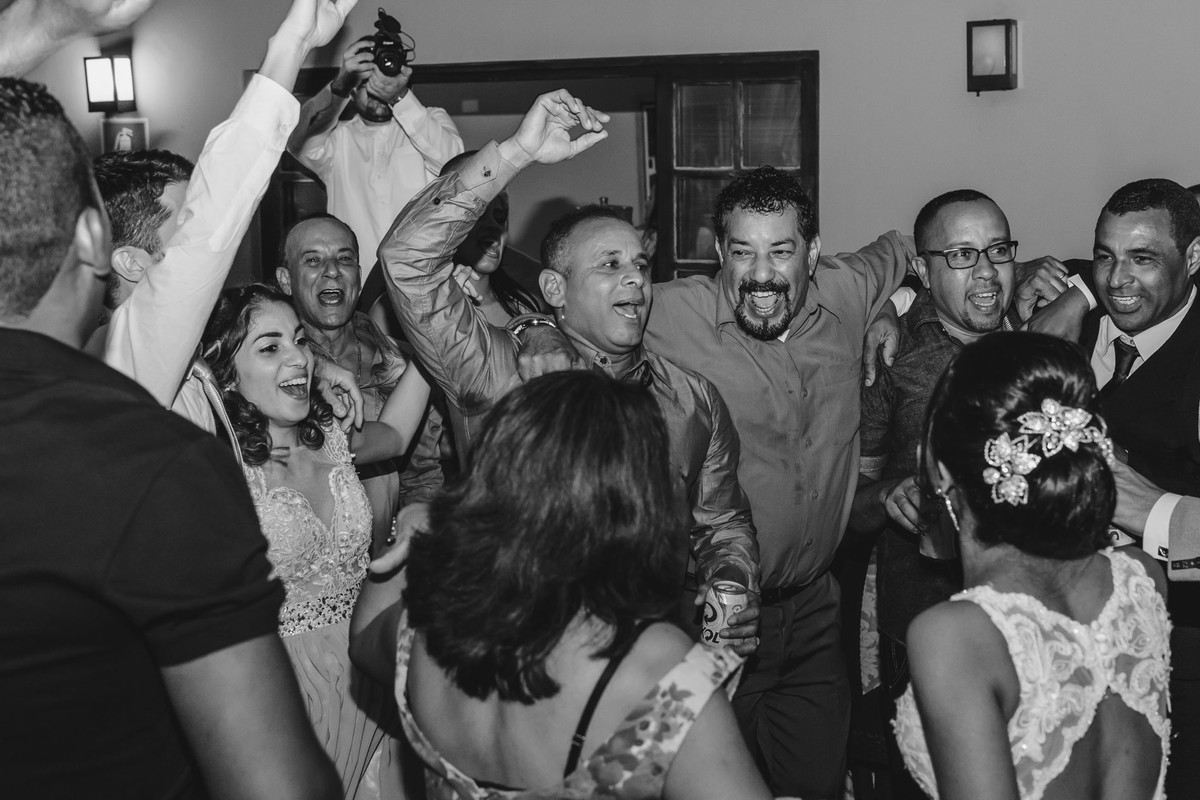 Foto do pai da noiva em uma roda dançando com os convidados - Hípica de Itanhaém - fotografia Cia P&B Produções