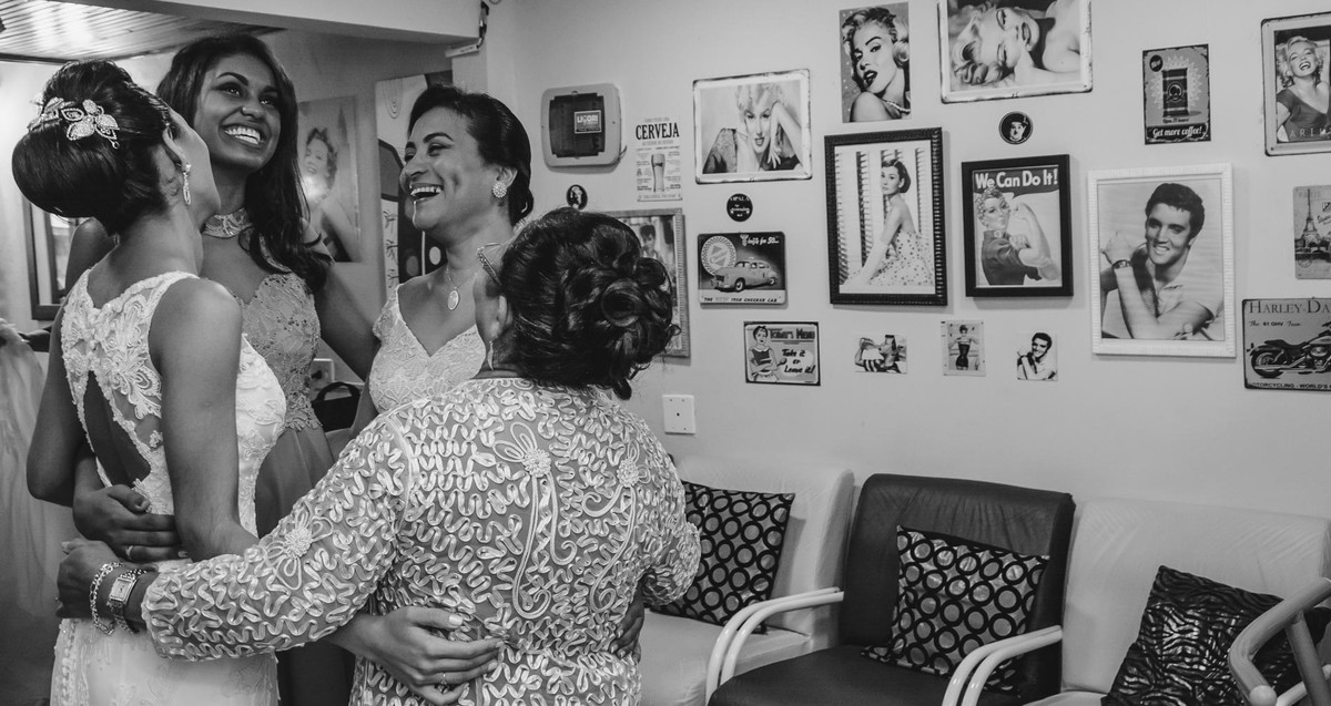 Foto da Noiva, mãe da noiva, avó e cunhada sorrindo e se abraçando no making of Drieli Designers - Mongaguá - Sp- fotografia Cia P&B Produções
