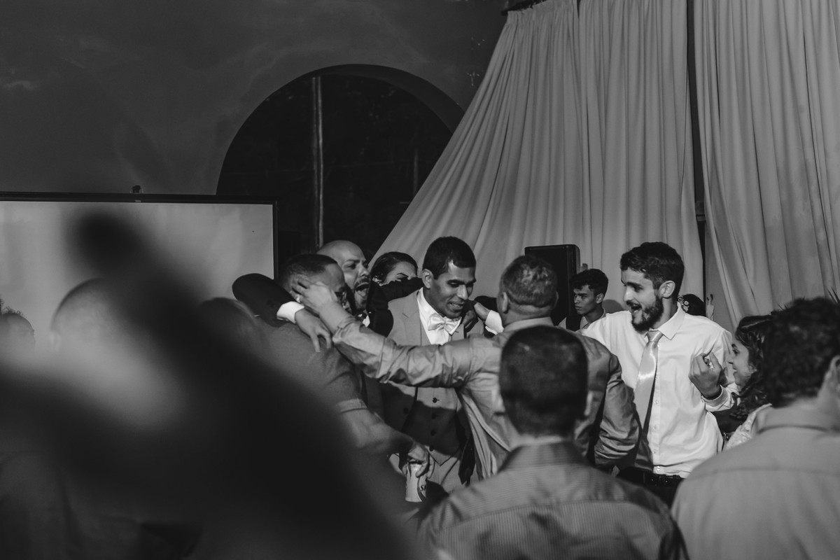 Foto do noivo dançando com os convidados na festa  - Hípica de Itanhaém - fotografia Cia P&B Produções