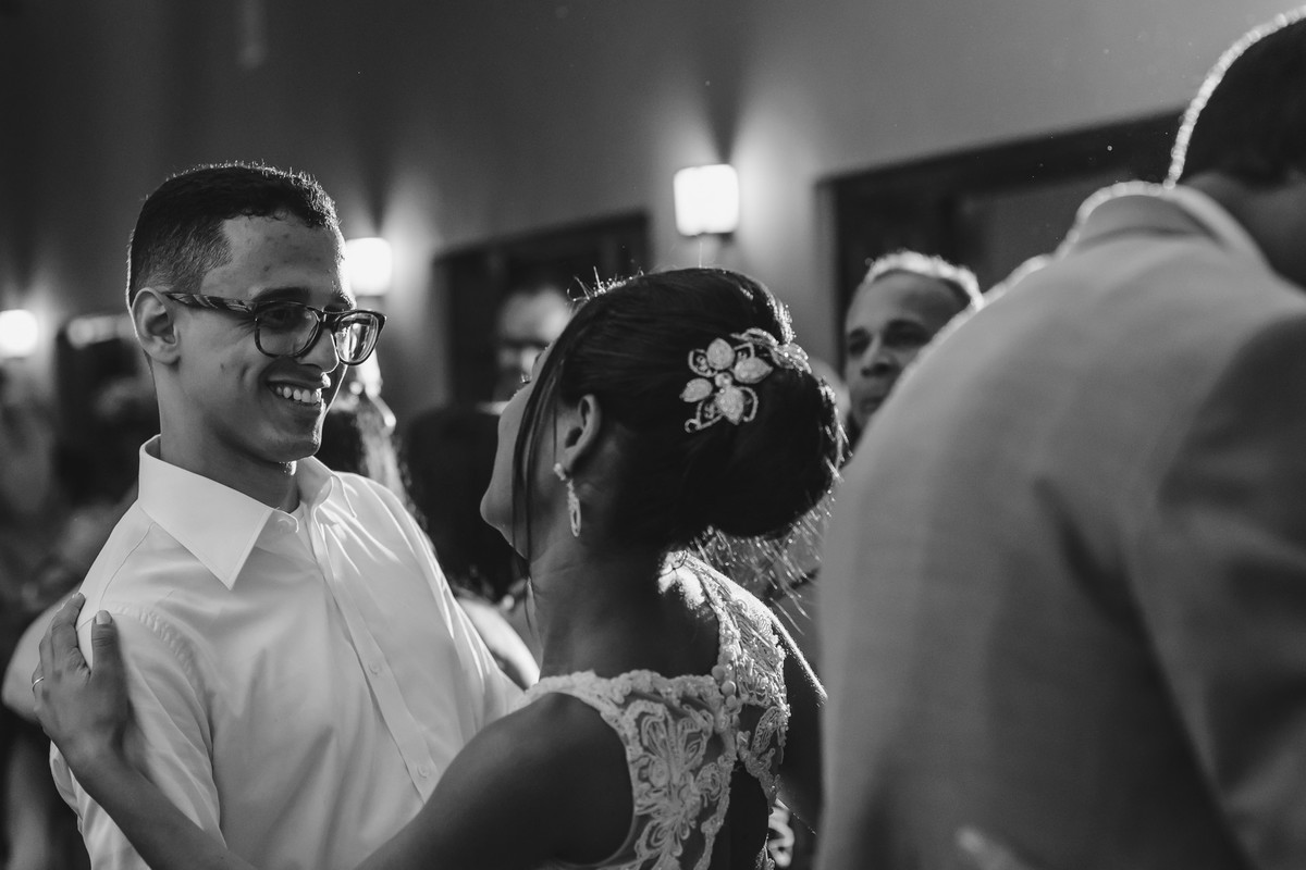 Foto da Noiva dançando com um padrinho na festa - Hípica de Itanhaém - fotografia Cia P&B Produções