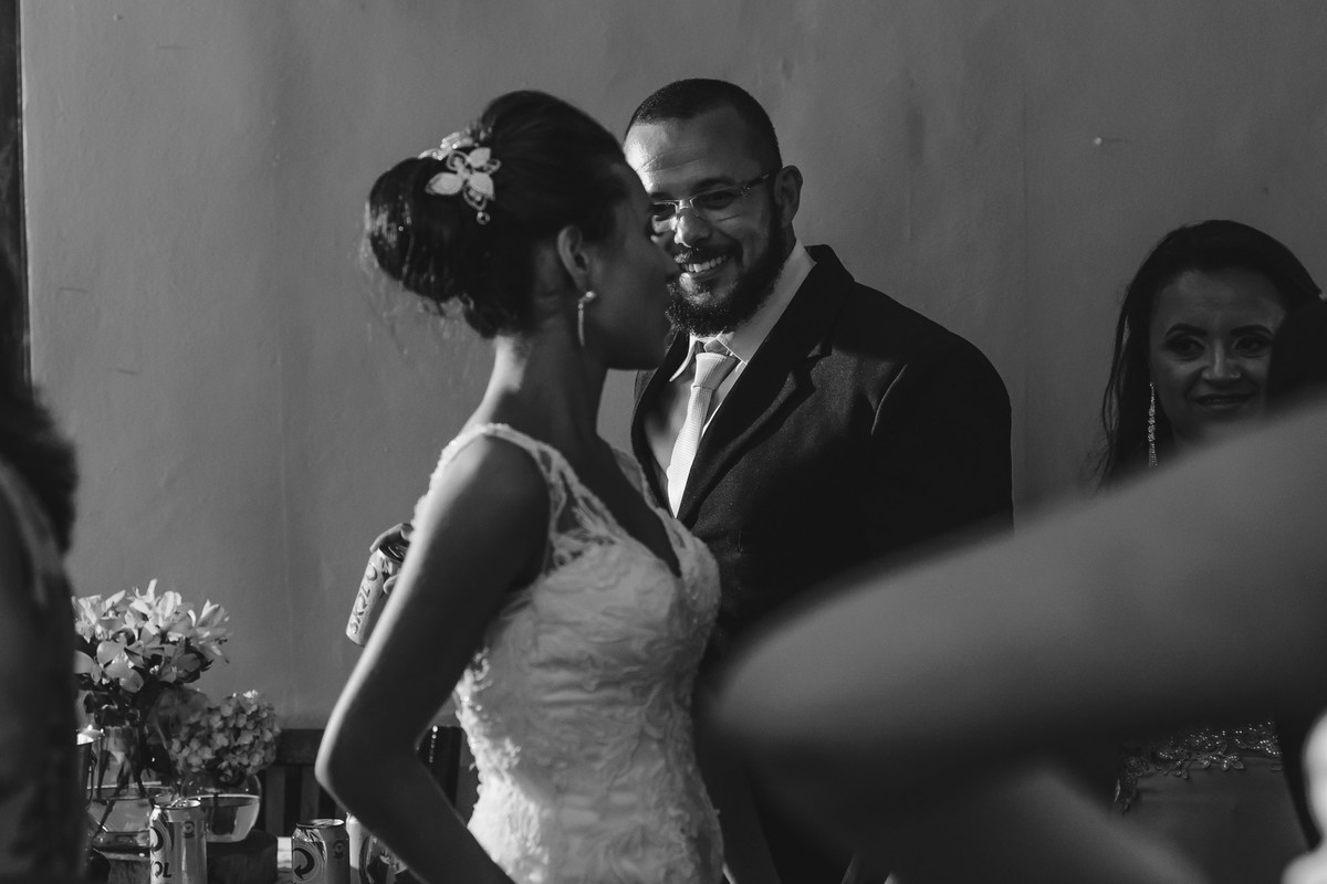 Foto do Padrinho brincando com a noiva que está passando - Hípica de Itanhaém - fotografia Cia P&B Produções