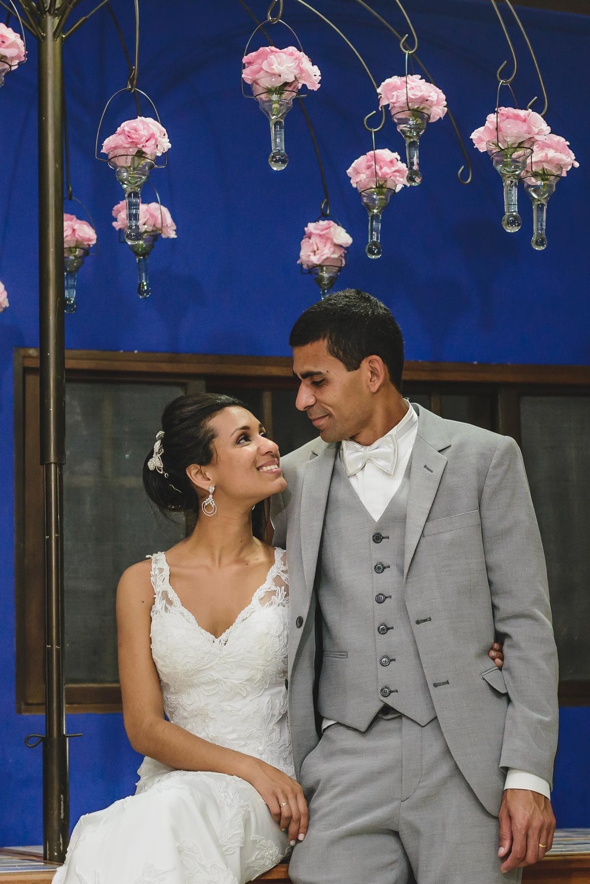 Foto retrato dos noivos na festa com a decoração de flores suspensas - Hípica de Itanhaém - fotografia Cia P&B Produções