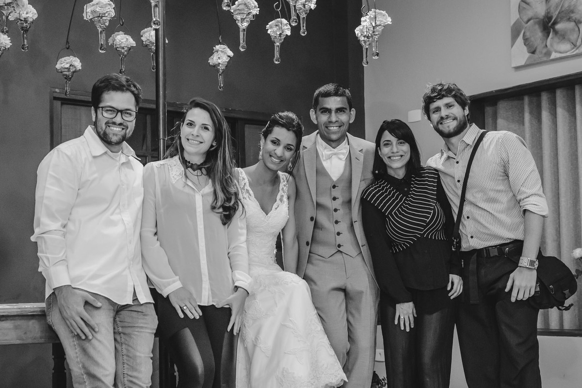 foto dos noivos com a equipe de foto e vídeo - Hípica de Itanhaém - fotografia Cia P&B Produções
