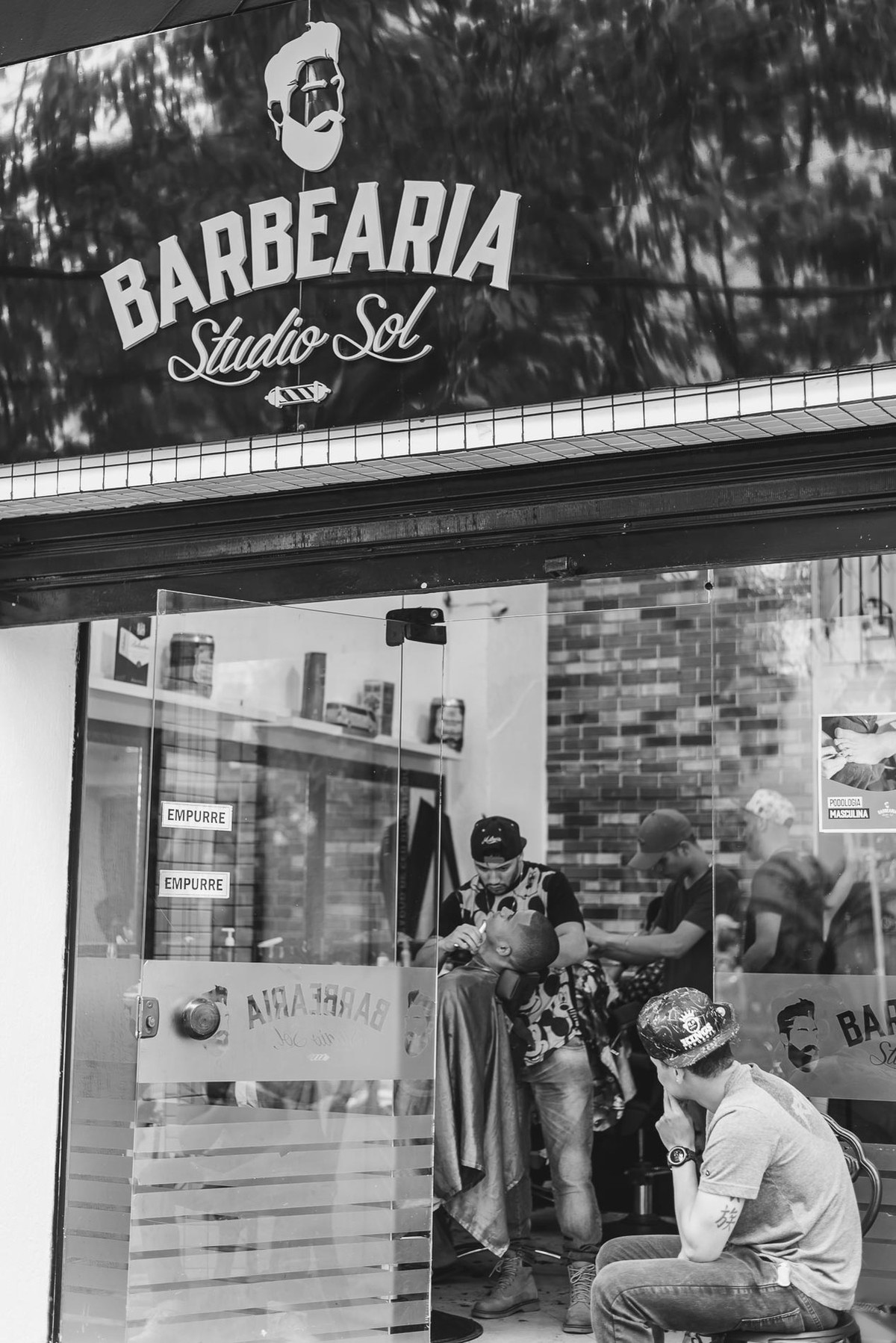 Noivo fazendo a barba no making of no dia do casamento em São Vicente - SP - fotografia Cia P&B Produções 