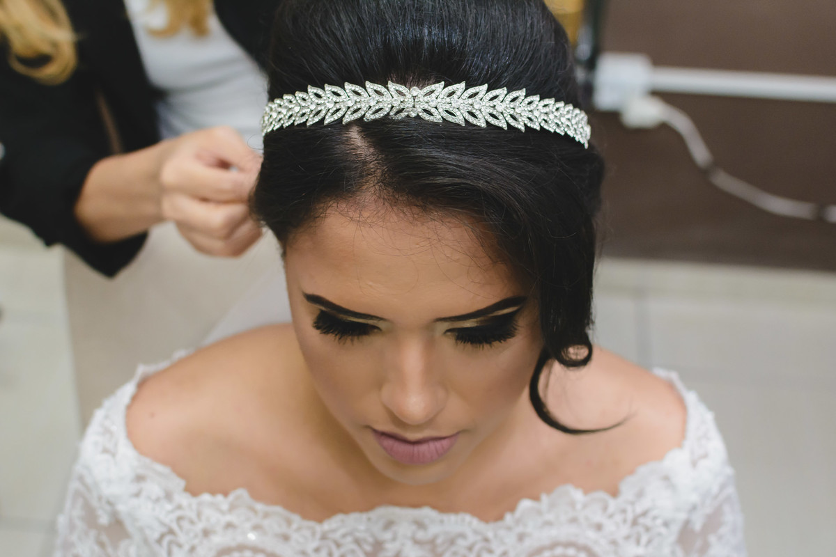 Noiva com a tiara sendo colocada no cabelo no making of em Praia Grande - SP - fotografia Cia P&B Produções 