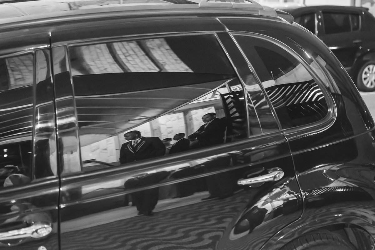 Reflexo do noivo no carro da noiva na entrada da igreja em Praia Grande - SP - fotografia Cia P&B Produções 