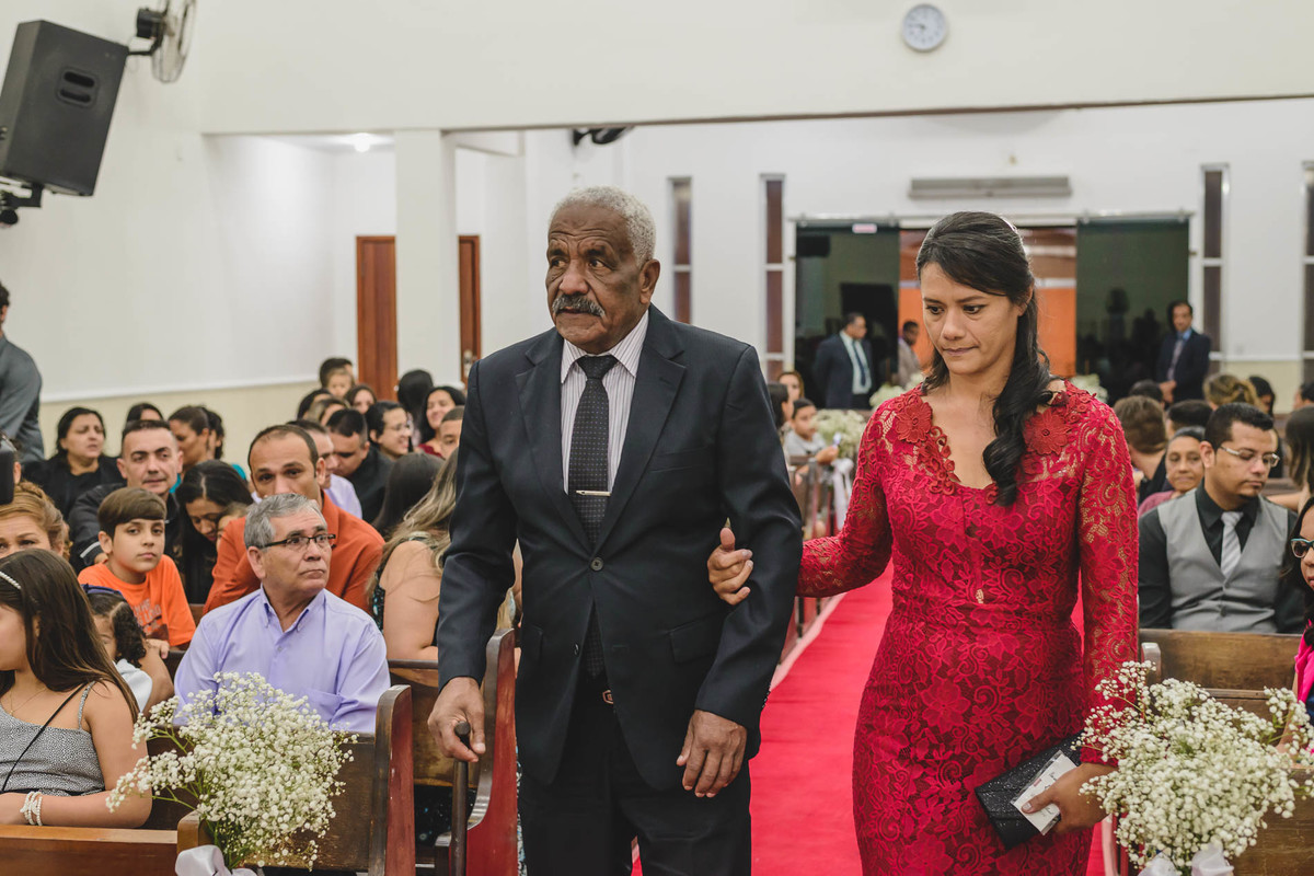 Entrada da mãe da noiva com o pai do noivo na igreja em Praia Grande - SP - fotografia Cia P&B Produções 