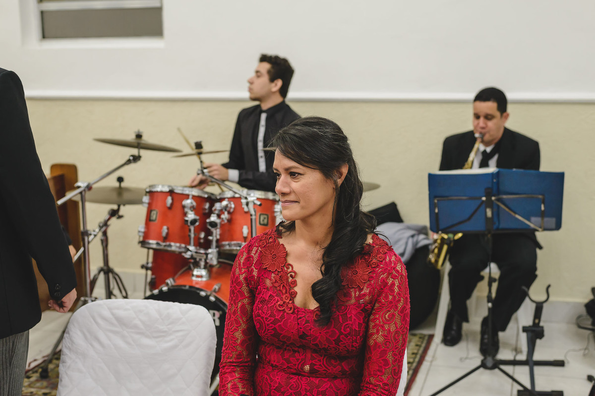 Mãe da noiva chorando emocionada na entrada da igreja em Praia Grande - SP - fotografia Cia P&B Produções 