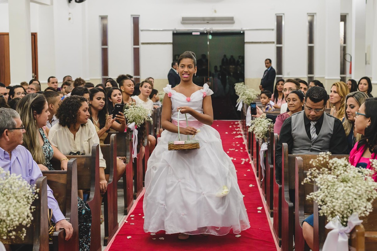 Entrada da daminha florista jogando pétalas na igreja em Praia Grande - SP - fotografia Cia P&B - Fotografia