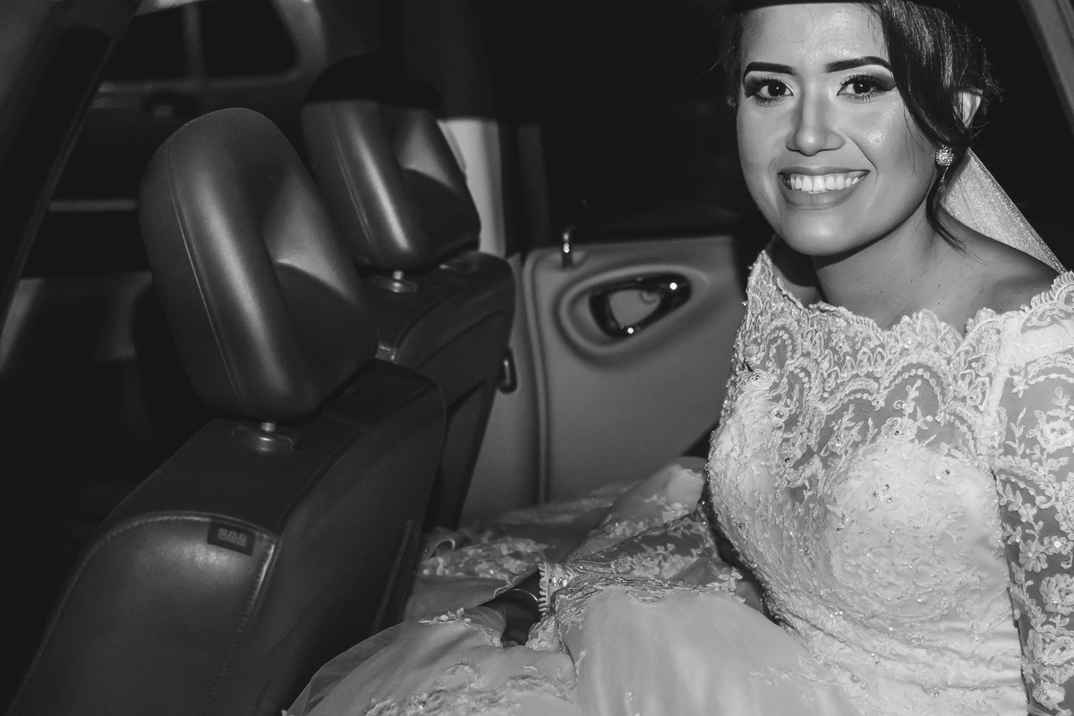 Noiva no carro na entrada da igreja em Praia Grande - SP - fotografia Cia P&B Produções 