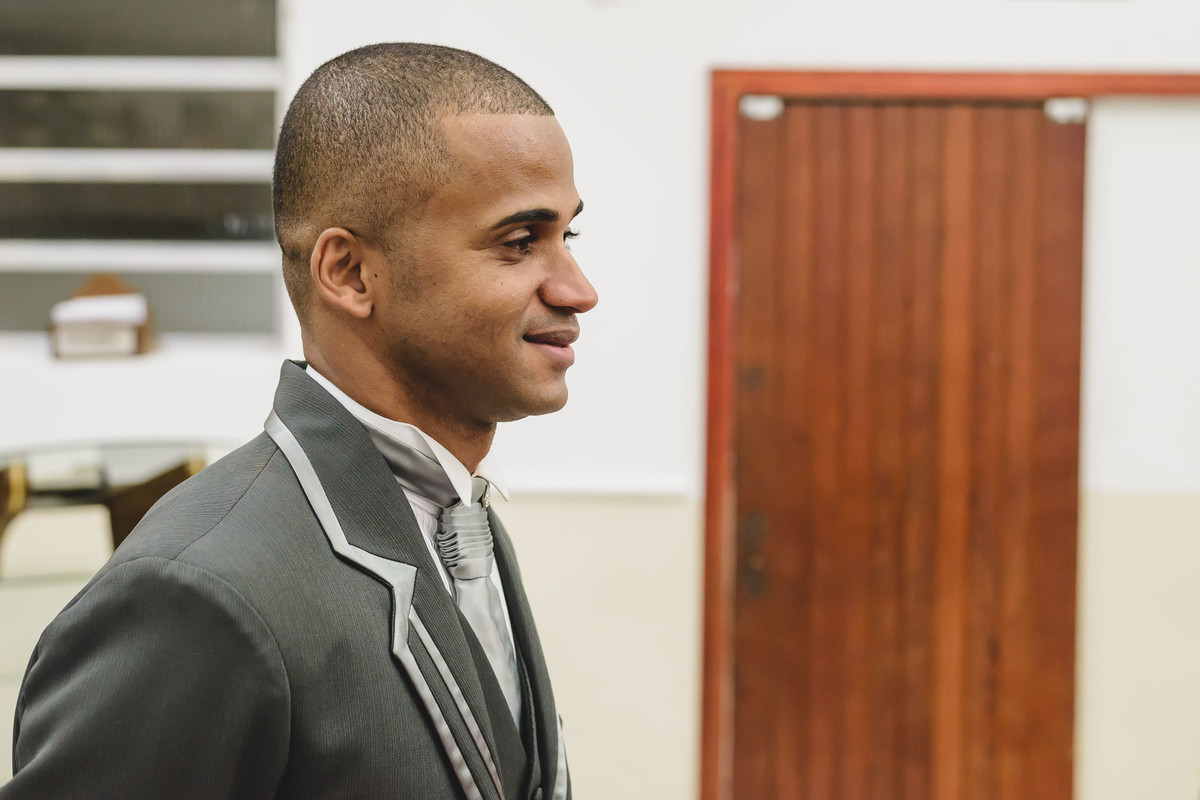Noivo vendo a noiva entrar na igreja em Praia Grande - SP - fotografia Cia P&B Produções 