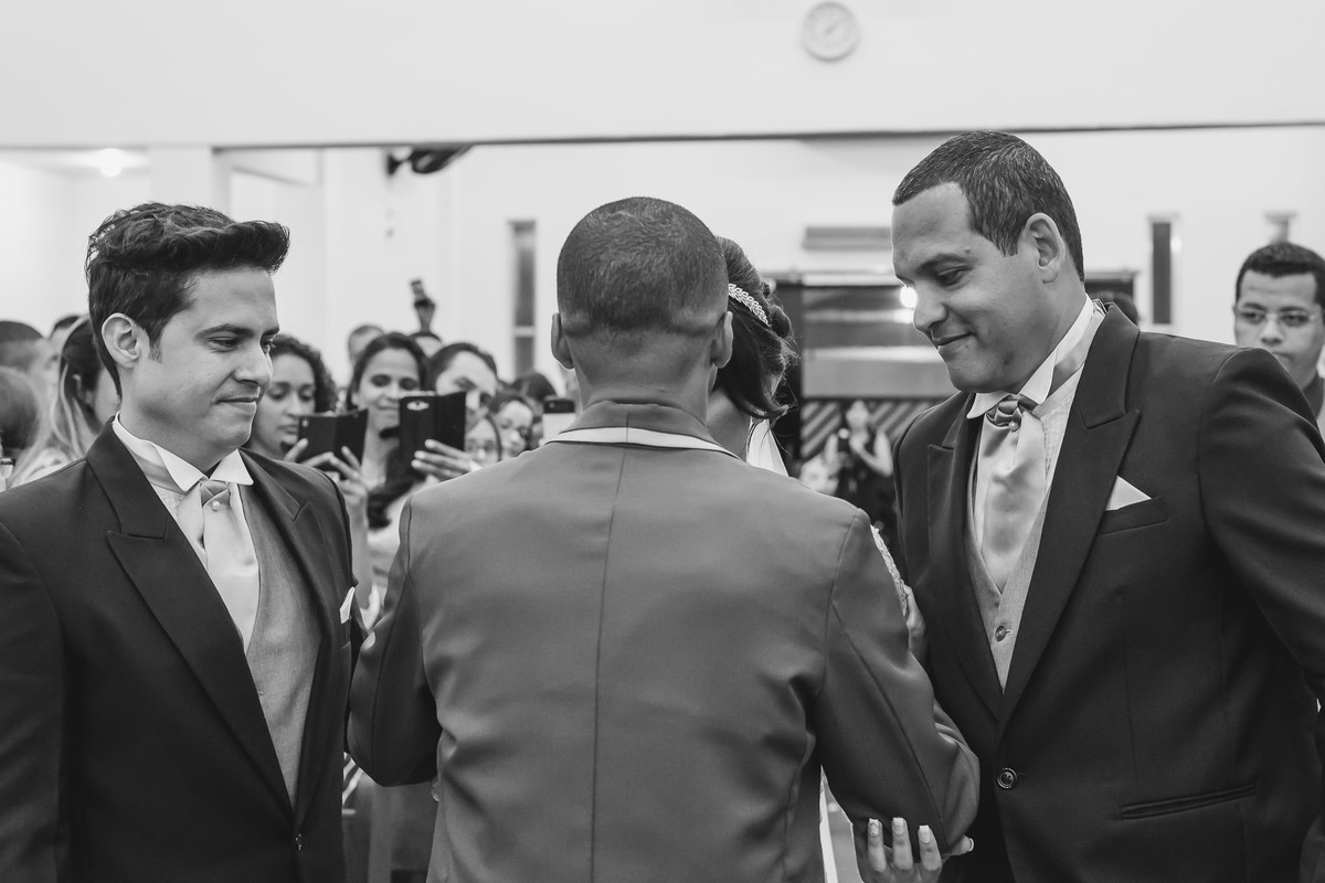 Pais da noiva entregando a noiva para o noivo na cerimônia de casamento em Praia Grande - SP - fotografia Cia P&B Produções 