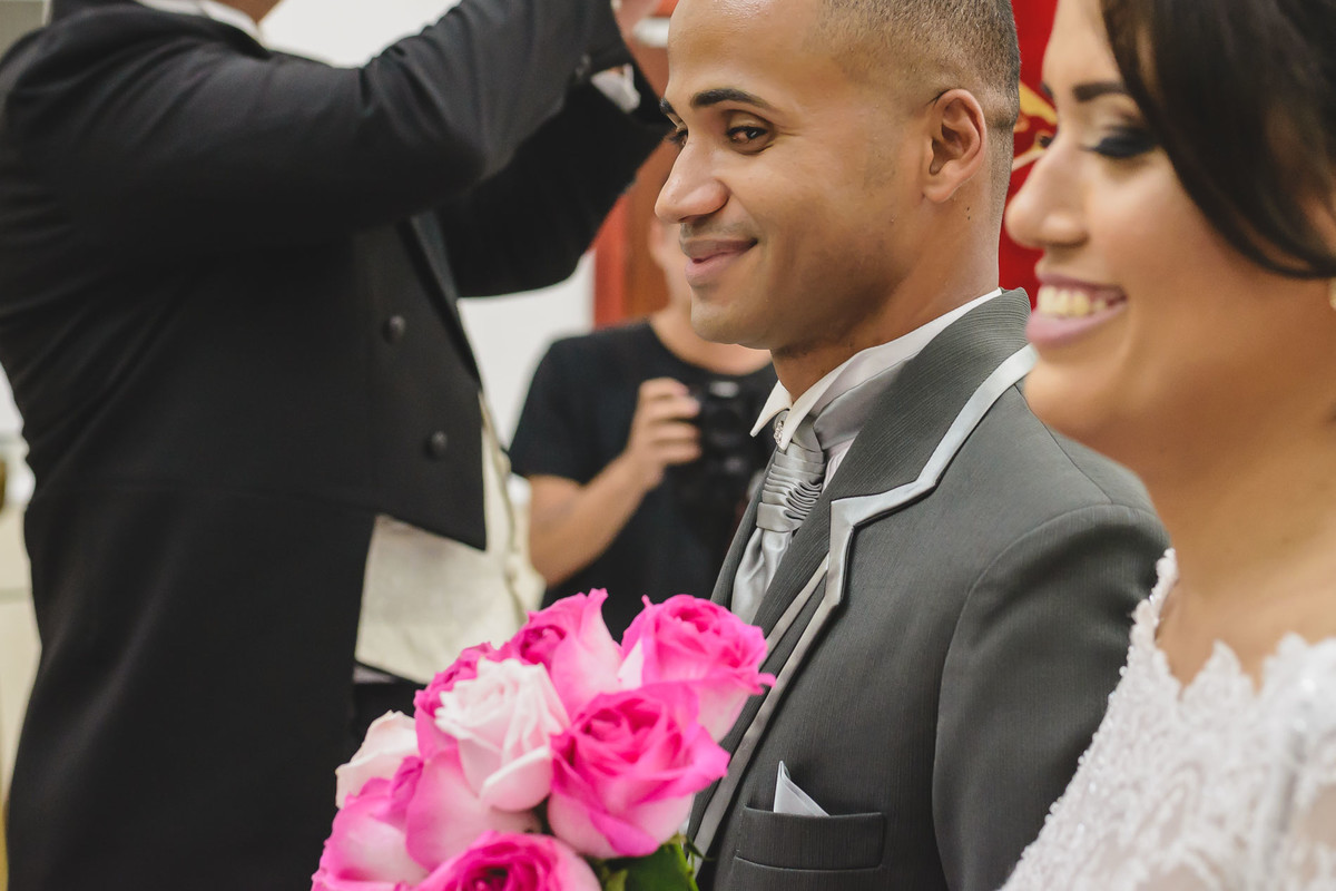 Noivos sorrindo de frente para o altar da igreja na cerimônia de casamento em Praia Grande - SP - fotografia Cia P&B Produções 