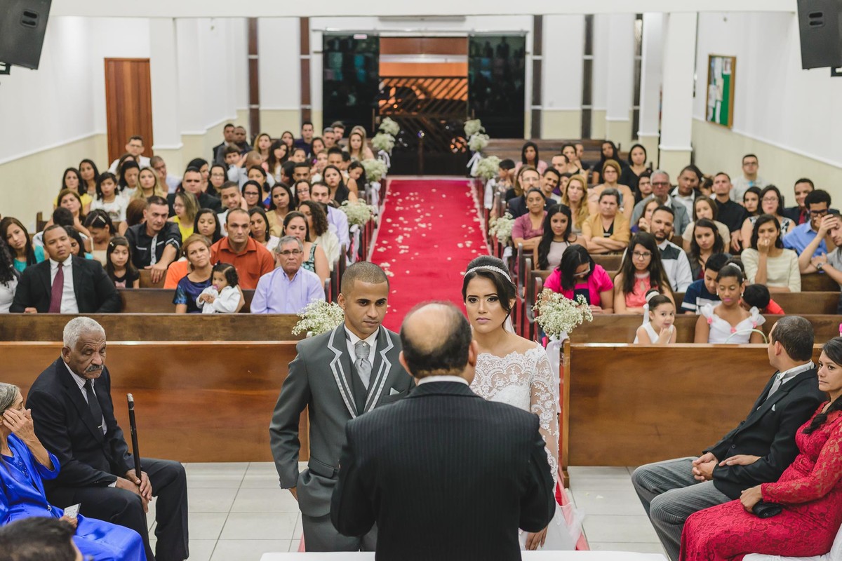 Noivos de frente para o pastor na cerimônia com os convidados ao fundo em Praia Grande - SP - fotografia Cia P&B Produções 