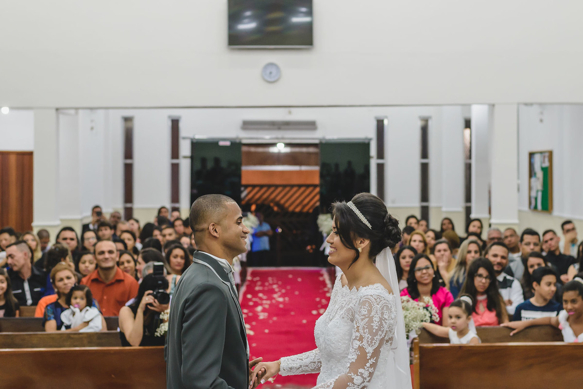 Noivos um de frente para o outro de mãos dadas na cerimônia de casamento em Praia Grande - SP - fotografia Cia P&B Produções 