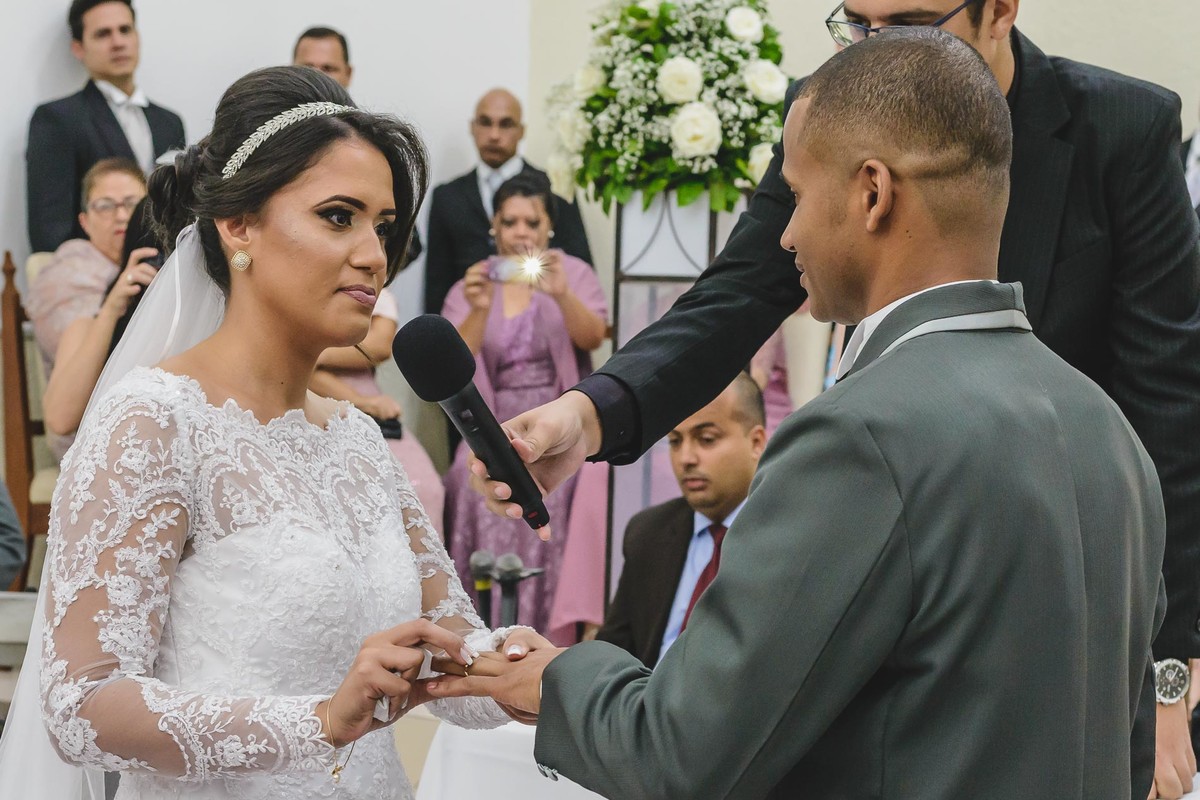 Noiva colocando a aliança no noivo na cerimônia de casamento em Praia Grande - SP - fotografia Cia P&B Produções 