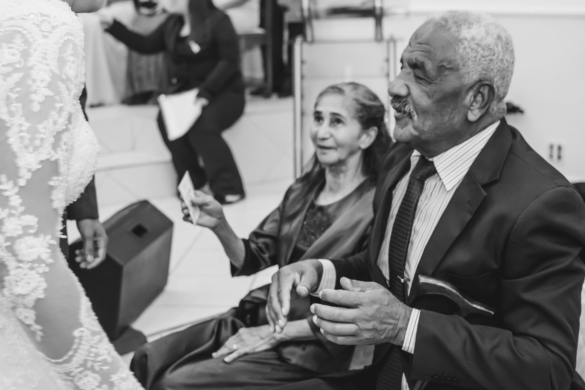 Cumprimentos dos pais dos noivos aos noivos na cerimônia de casamento em Praia Grande - SP - fotografia Cia P&B Produções 