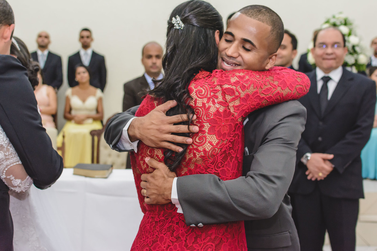 Cumprimento dos pais da noiva aos noivos na cerimônia de casamento em Praia Grande -SP - fotografia Cia P&B Produções 