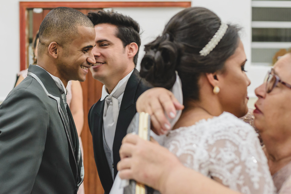 Cumprimento do pai da noiva aos noivos em cerimônia de casamento em Praia Grande - SP - fotografia Cia P&B Produções 