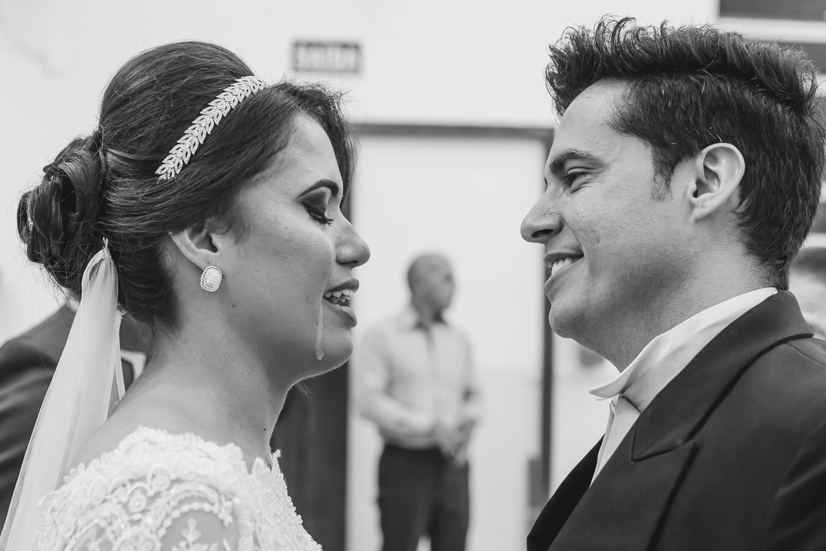 Noiva chorando emocionada com seu pai na cerimônia de casamento em Praia Grande - SP- fotografia Cia P&B Produções 