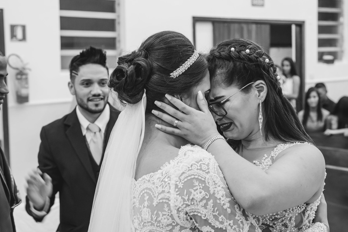 Noiva abraçando a madrinha que está chorando emocionada em Praia Grande - SP -fotografia Cia P&B Produções  