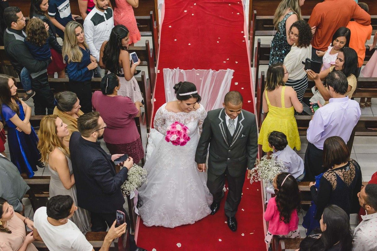 Saída dos noivos da igreja vista do andar de cima da igreja em Praia Grande - SP - fotografia Cia P&B Produções 