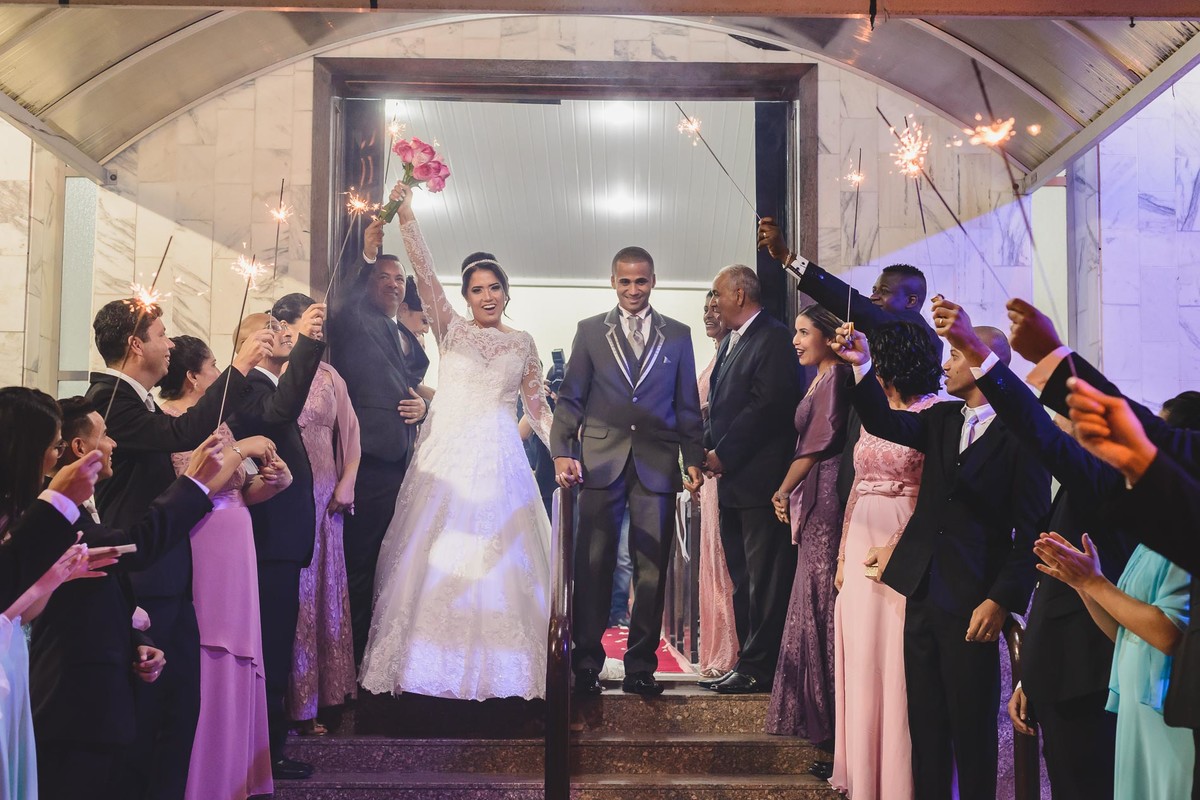 Saída dos noivos da igreja com os padrinhos com sparklers em Praia Grande - SP - fotografia Cia P&B Produções 