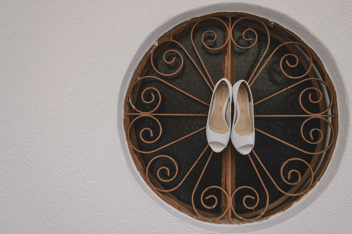 Foto do sapato da noiva na janela no making of no dia do casamento em Praia Grande - sp - fotografia Cia P&B Produções 