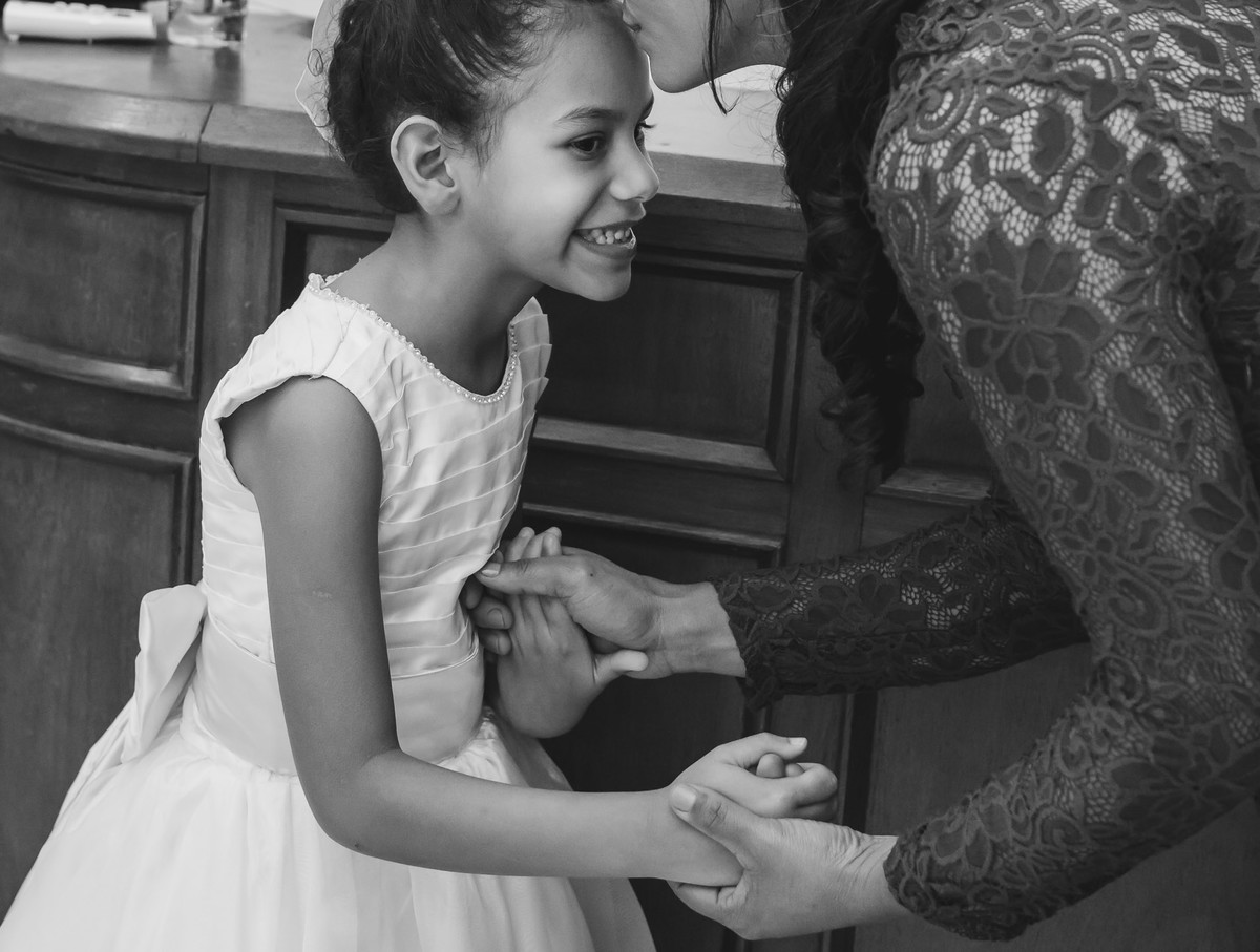 Foto da mãe e da irmã mais nova da noiva de mãos dadas no making of no dia do casamento em Praia Grande - SP - fotografia Cia P&B Produções 